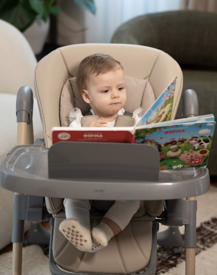 Haz que la hora de comer y los momentos de juego sean aún más entretenidos gracias al soporte integrado en la bandeja principal. Perfecto para colocar un libro o una tablet y disfrutar de cuentos, vídeos o actividades educativas.